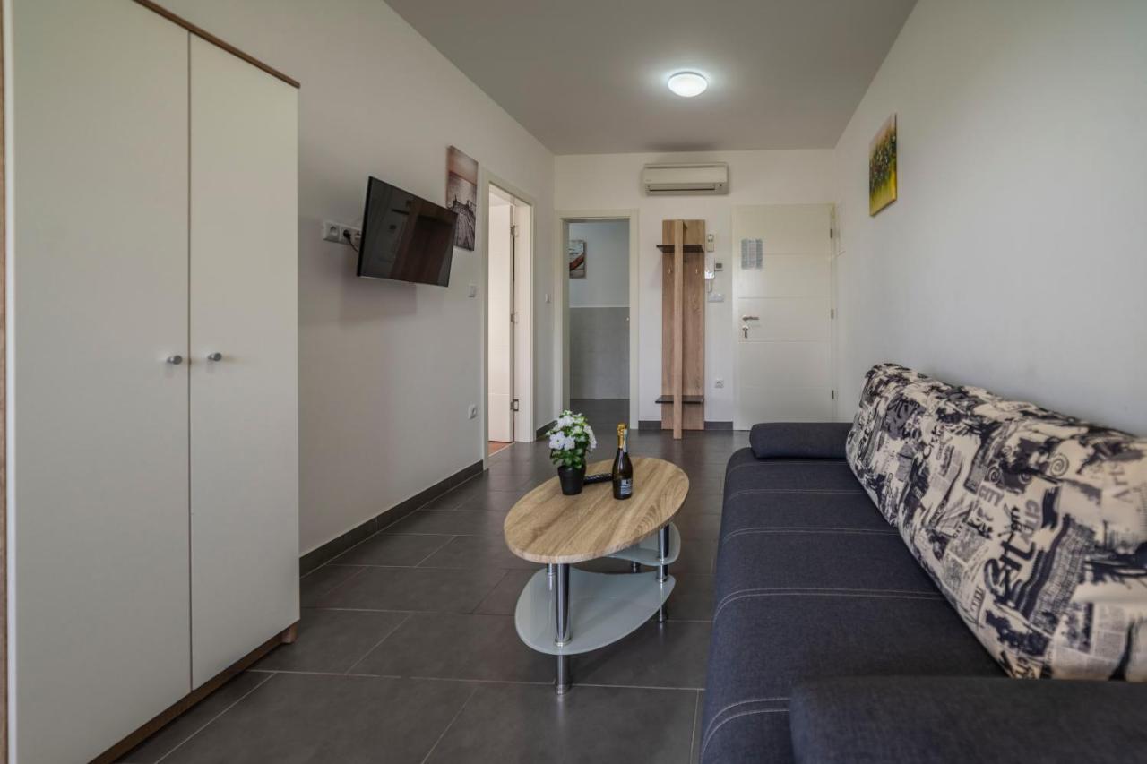 Apartments Adriana Pula Bagian luar foto
