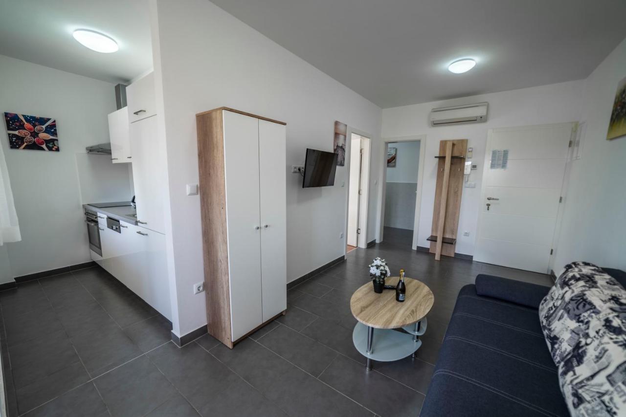 Apartments Adriana Pula Bagian luar foto