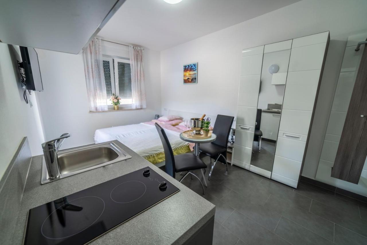 Apartments Adriana Pula Bagian luar foto